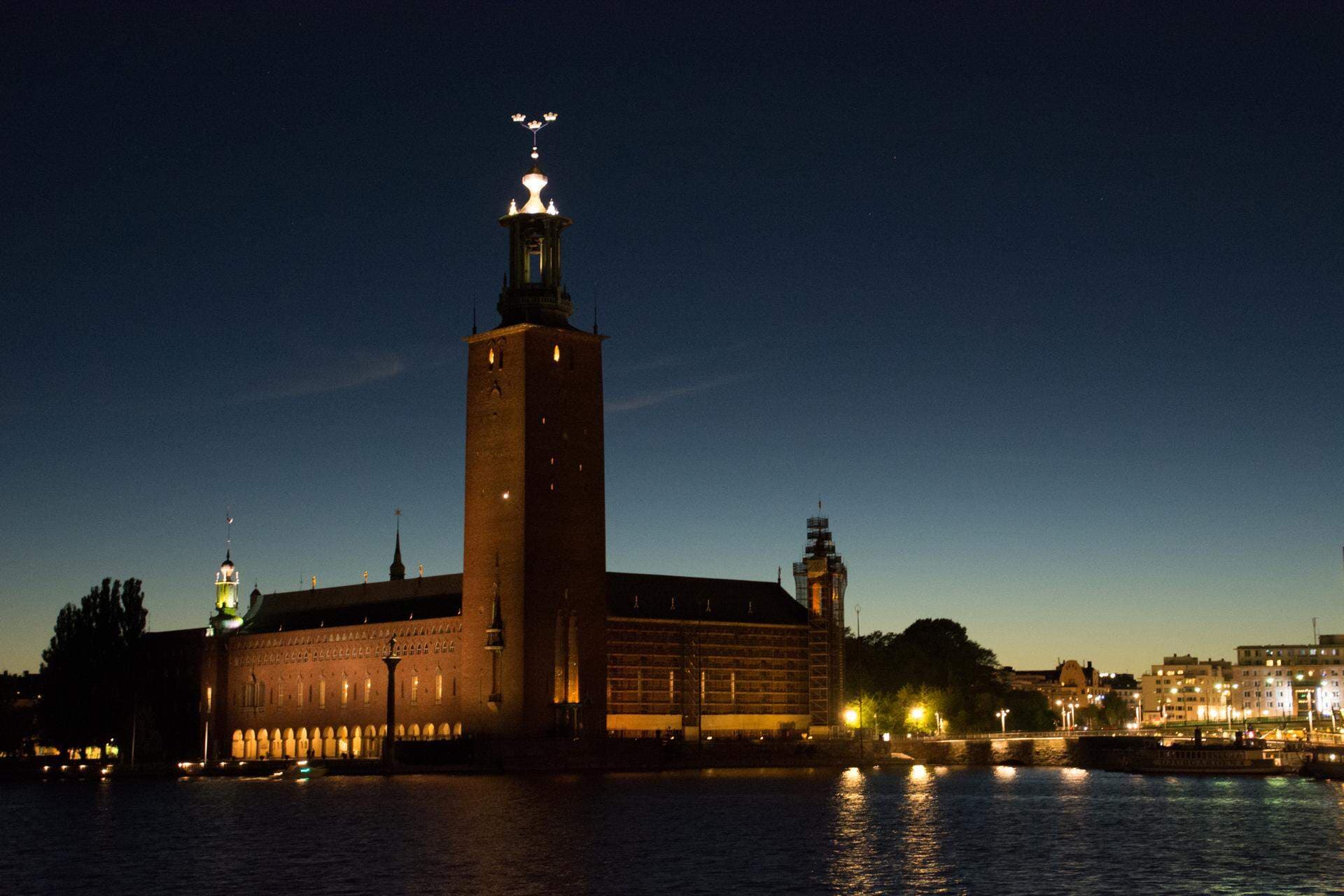 Stockholms stadshus i kvällsljus
